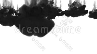 大量的流动，<strong>乌云</strong>或烟雾，墨水注入是孤立的白色在缓慢的运动。 水中的<strong>黑色</strong>波折